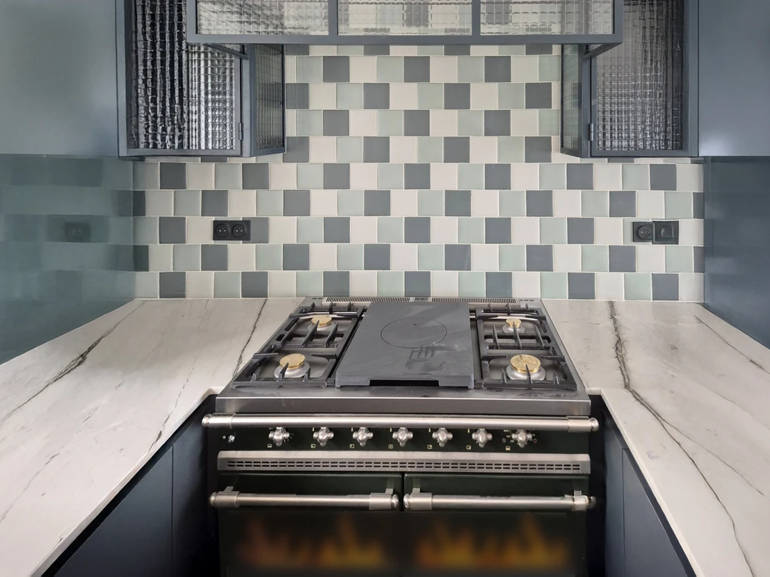 Salle de bain moderne luxueuse avec baignoire îlot blanche, douche à l'italienne vitrée, double vasque sur meuble sombre et miroirs